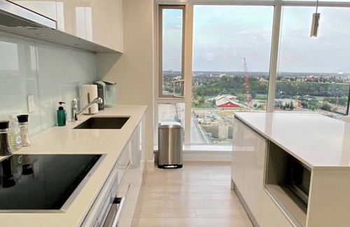 Victoria Park Apartment | Angelite: Modern 2 bdrm downtown apartment with FREE parking, Wi-Fi, great views