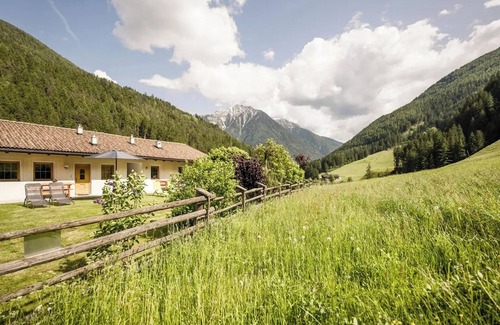 Campo Tures Apartment | Angererhof - Holiday Apartment 'Simon' with Mountain View, Private Garden and Wi-Fi