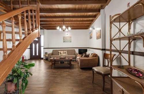 Aigaleo Apartment | Angi and George house