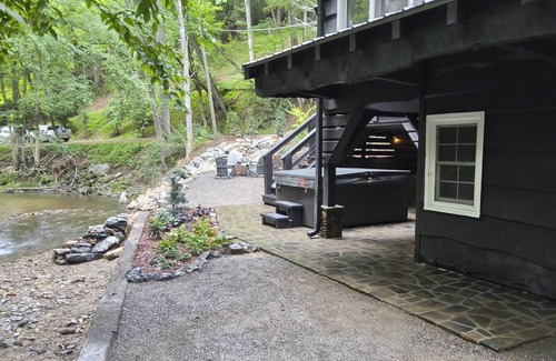Boone Cottage | Anglers Cottage Fish off the deck Updated mountain cottage on the Middle Fork of the New River