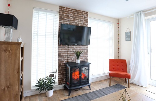 Bryngwran Apartment | ANGLESEY HOLIDAY LET, romantic, with hot tub in Rhosneigr