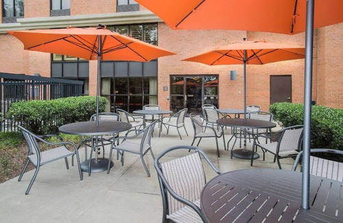 Parole Hotel | Annapolis Adventure: Room w/Outdoor Pool + Easy Access to Historic Sites