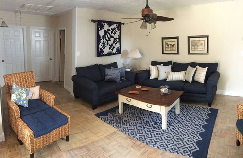Cape Saint Claire House | Annapolis Bay House BOAT SHOW & USNA Families 2 Bedroom with Den sleeps 5