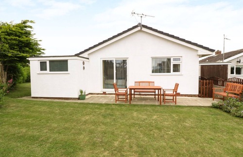 Rhoscolyn House | ANNEDDLE, pet friendly, with a garden in Four Mile Bridge