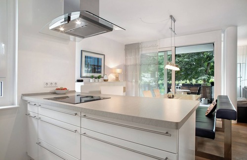 Waggershausen Apartment | Annette's Luxury Apartment at the City Park with Private Terrace and Wi-Fi
