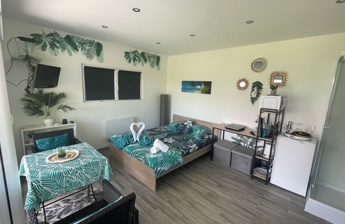 Coutouvre Apartment | Annex, haven of peace with spa in the countryside