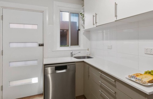 Wollongong CBD Apartment | Annies Escape Elegant Coastal Style by the Beach