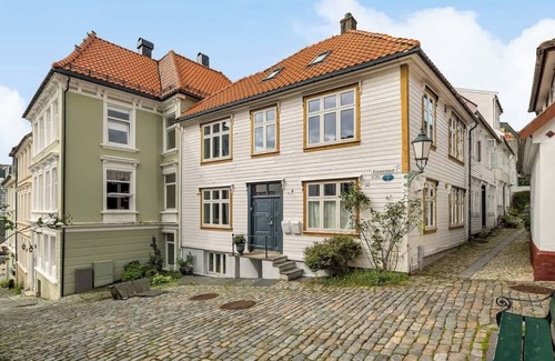 Bergen City Centre Apartment | Anno 1645 | Private roof terrace & Easy Check-In