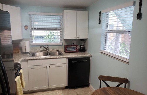 Parker Ridge Apartment | Antique Row Bungalow. Central, Comfy, Private Near Downtown, Beaches, & Parks.