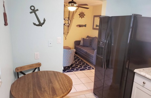 Parker Ridge Apartment | Antique Row Bungalow. Central, Comfy, Private Near Downtown, Beaches, & Parks.