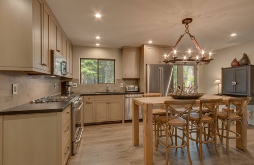 Sunnyside House | Antler Cabin By Tahoe Getaways - Completely Remodeled 2 BR in Tahoe Park