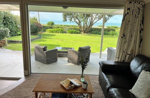 Haumoana House | Antonio's - beach front holiday living