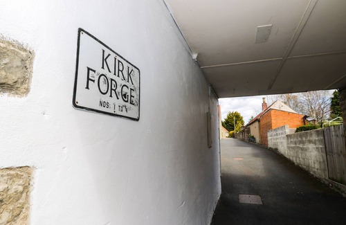 Kirkbymoorside House | ANVIL COTTAGE, pet friendly in Kirkbymoorside
