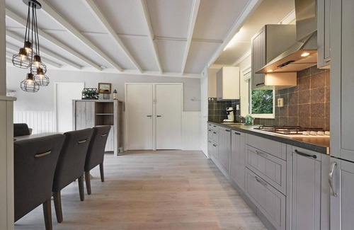 Ouddorp House | Anyone who chooses the green park 'De Prinsenhof' in Ouddorp aan Zee will love the sounds of nature, fresh smells, idyllic scabies, gravel paths and peace and quiet. In the green quiet park Prinsenhof you will find, at the back of the park, in a very
