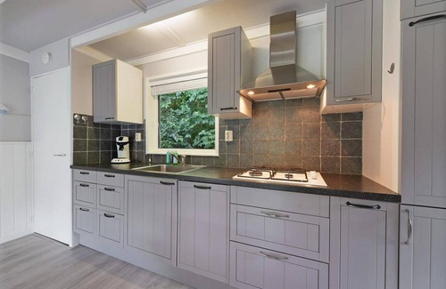 Ouddorp House | Anyone who chooses the green park 'De Prinsenhof' in Ouddorp aan Zee will love the sounds of nature, fresh smells, idyllic scabies, gravel paths and peace and quiet. In the green quiet park Prinsenhof you will find, at the back of the park, in a very