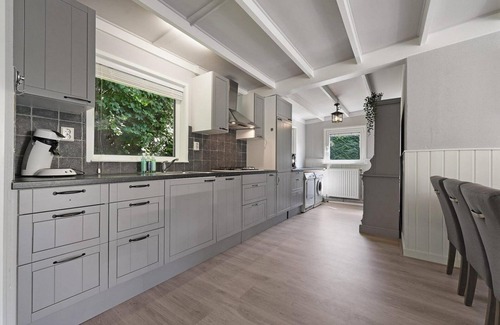 Ouddorp House | Anyone who chooses the green park 'De Prinsenhof' in Ouddorp aan Zee will love the sounds of nature, fresh smells, idyllic scabies, gravel paths and peace and quiet. In the green quiet park Prinsenhof you will find, at the back of the park, in a very