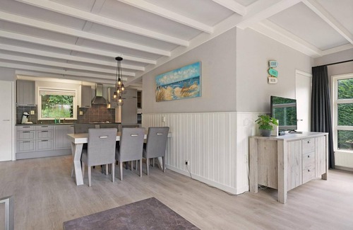 Ouddorp House | Anyone who chooses the green park 'De Prinsenhof' in Ouddorp aan Zee will love the sounds of nature, fresh smells, idyllic scabies, gravel paths and peace and quiet. In the green quiet park Prinsenhof you will find, at the back of the park, in a very