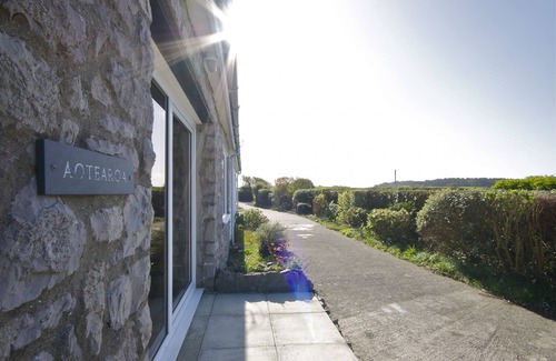 Rhydwyn Cottage | Aotearoa Church Bay- sleeps 8 guests in 4 bedrooms