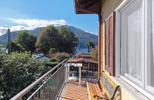 Maccagno Apartment | Apartment 'Casa Rosanna - Vista Lago' with Lake View, Shared Garden and Balcony