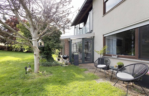 Hoechstaedt im Fichtelgebirge Apartment | Apartment 'Wiesenblume' with Private Terrace and Shared Garden