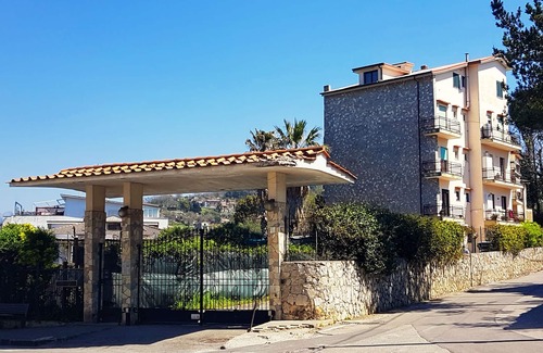 Sant'Agata sui Due Golfi Apartment | Apartment in the center, overlooking the Gulf of Naples and Vesuvius, parking, wi-fi