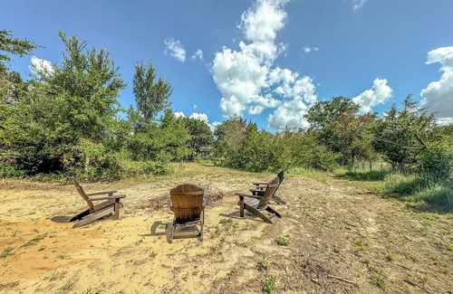 Somerville Cabin | Apache Log Cabin - Walk to Lake, Pet Friendly