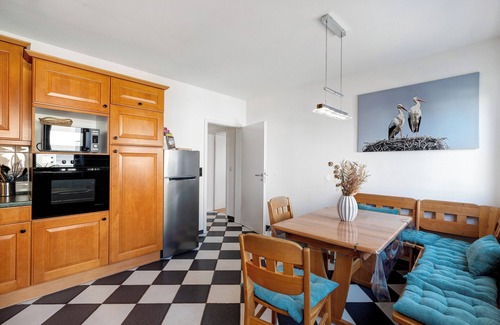 Neustadt-Geinsheim Apartment | Apartment 'Am Storchennest' with Balcony and Wi-Fi