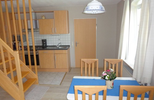 Wesselburener Deichhausen Apartment | Apartment '3-Raum-Ferienwohnung' with Private Terrace, Shared Garden and Wi-Fi