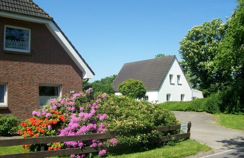 Wesselburener Deichhausen Apartment | Apartment '3-Raum-Ferienwohnung' with Private Terrace, Shared Garden and Wi-Fi