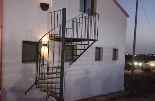 Portopalo di Capo Passero House | Apartment '3 Twins Suite Portopalo' with Shared Garden and Air Conditioning