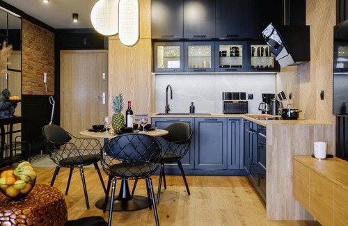Nowy Targ Apartment | APARTAMENT CHICAGO - stylowy apartament z KLIMATYZACJĄ o bardzo wysokim standardzie w centrum miasta, z prywatnym zadaszonym parkingiem - IZBY PODHALAŃSKIE