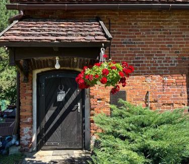 Szteklin Apartment | Apartament w XIX-wiecznym Spichlerzu nad Jeziorem z dostępem do parku i widokiem na Dworek Modrzewiowy z 1823 roku