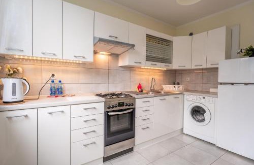 Klodzko Miasto Apartment | Apartament Wiosenny 52m2 Kłodzko - Osobne Sypialnie, Wśród Drzew, Balkon, Spokój
