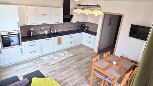 Wrzesnia Apartment | Apartament z balkonem -WiFi-Parking -przy A2