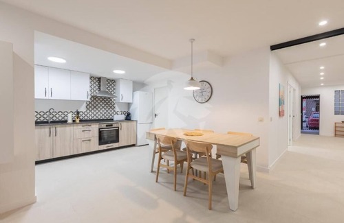 Valencia City Centre Apartment | Apartamento 5 Pax, 2 Rooms, 2 Baths, AC, Wifi, Patio