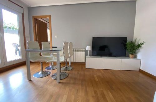 Perillo Apartment | Apartamento a 5 min caminando de la Playa Sta. Cristina, Oleiros (Terraza, Parkin,)