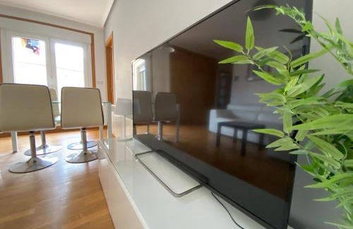 Perillo Apartment | Apartamento a 5 min caminando de la Playa Sta. Cristina, Oleiros (Terraza, Parkin,)