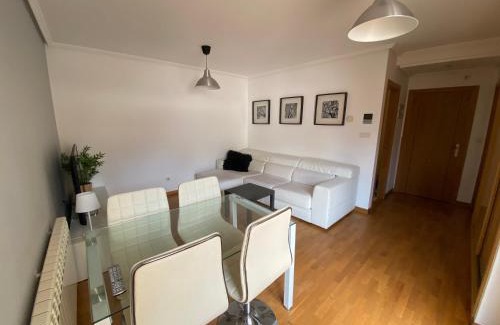 Perillo Apartment | Apartamento a 5 min caminando de la Playa Sta. Cristina, Oleiros (Terraza, Parkin,)
