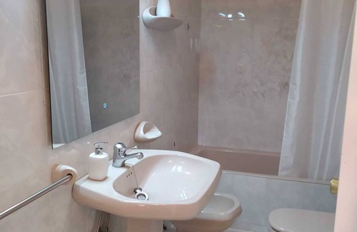 Llanes Condo | Apartamento Céntrico en Llanes con Plaza de Garaje. ¡A 3 Minutos de la Playa!