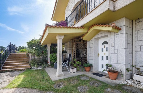 Bueu Apartment | "Apartamento con jardin en un chale" with Mountain View, Wi-Fi, Garden & Terrace