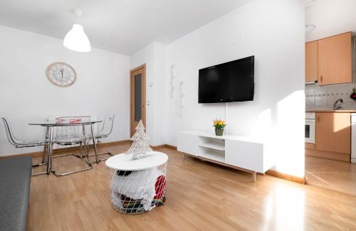 Abena Apartment | Apartamento en Sabiñánigo con amplia y soleada terraza