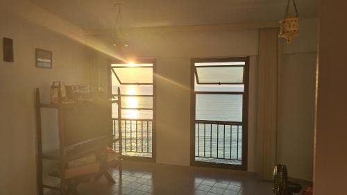 Ipiranga Apartment | Apartamento na avenida da praia Martim de Sá com vista infinita pro mar em todos os cômodos.No 3o. quiosque próximo a prainha.Sinta-se na praia ouvindo o barulho das ondas e música dos quiosques.Com piscina adulto e infantil.
