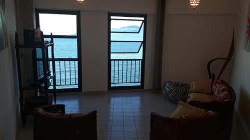 Ipiranga Apartment | Apartamento na avenida da praia Martim de Sá com vista infinita pro mar em todos os cômodos.No 3o. quiosque próximo a prainha.Sinta-se na praia ouvindo o barulho das ondas e música dos quiosques.Com piscina adulto e infantil.