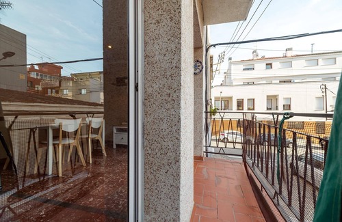 Vilassar de Mar Apartment | Apartamento Sant Mateu 25km BCN with Balcony, A/C & Wi-Fi