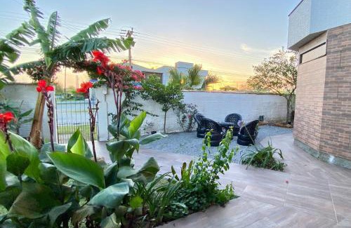 Laguna Apartment | Apartamentos exclusivos e equipado com varanda ou terraço com Pôr do sol, cozinha privativa, Wi-Fi 600MBs, a 700m da praia de Itapirubá e 1km da BR-101