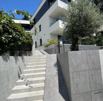 Sarsoni Apartment | Aparthotel Villa V with breakfast and free parking