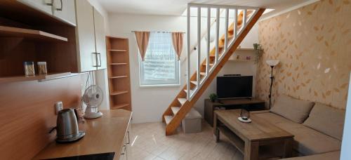 Kraluv Dvur Apartment | Apartmán v Královském Údolí s předzahrádkou