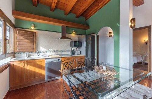 Fresnedillas de la Oliva Apartment | Apartment 'Casa Alta' with Shared Pool, Private Terrace and Wi-Fi