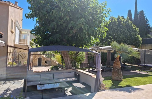 Saint-Mitre-les-Remparts Apartment | Apartment - top of villa, located on 1st floor,