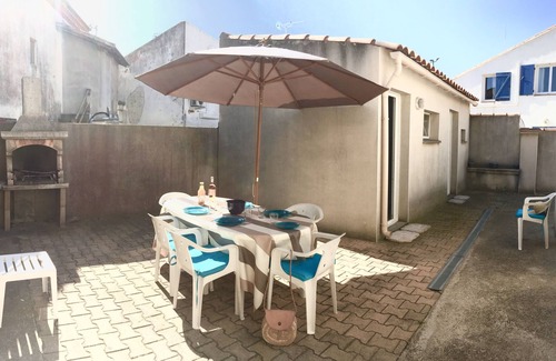 Saintes-Maries-de-la-Mer Apartment | APARTMENT 5 PERS, 20 M FROM THE SEA, PRIVATE COURTYARD, BARBECUE, 2 BEDROOMS